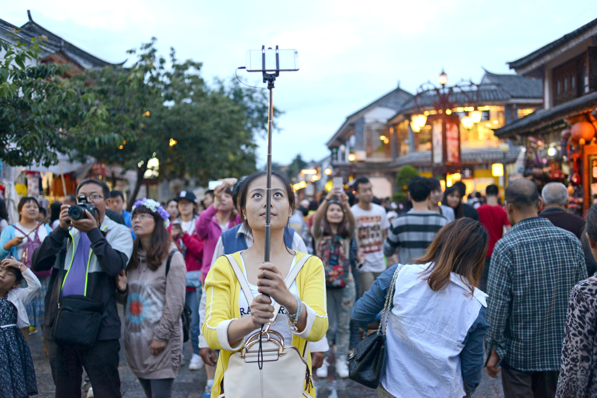 2015年8月6日 云南省大理市 游览古城的游客在自拍