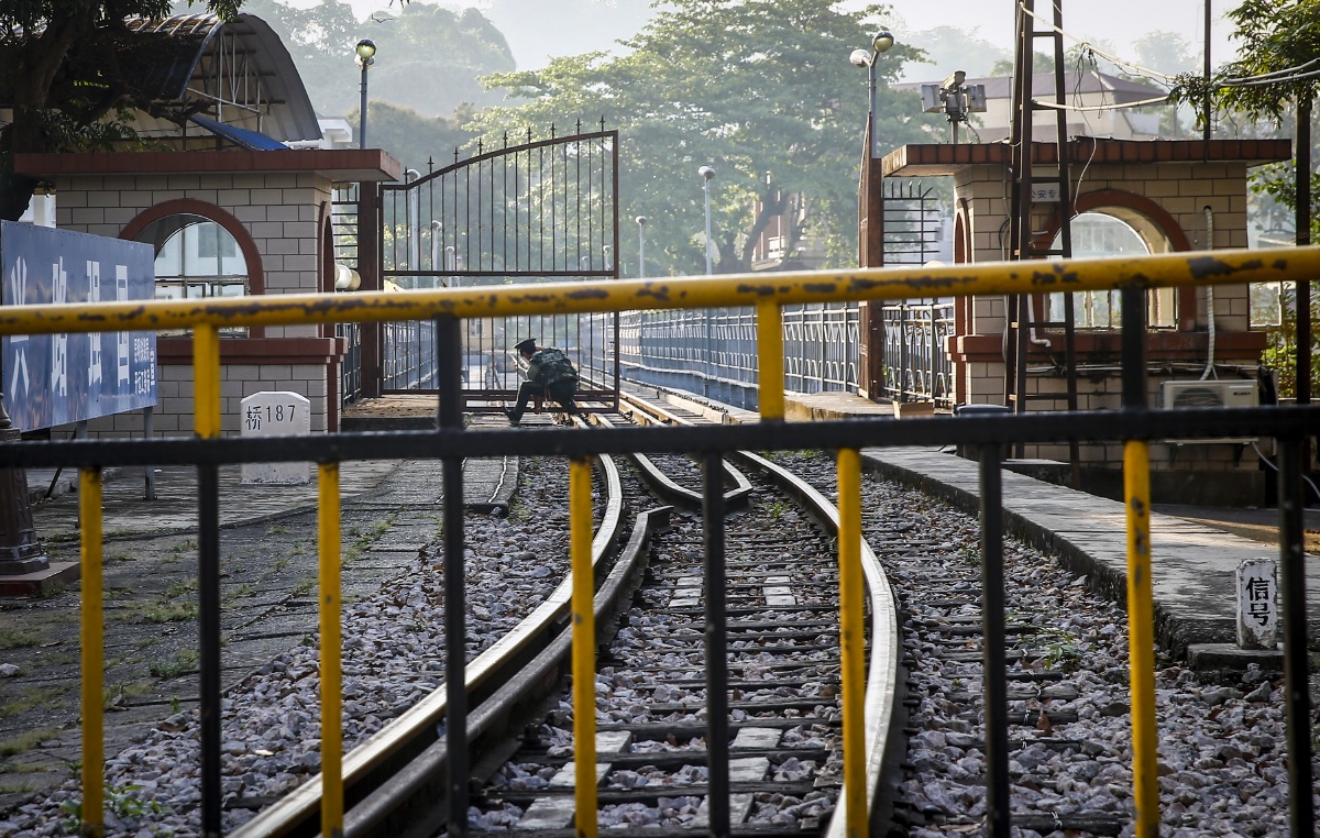 在滇越铁路的越南段尚有客运,而来到中国的列车就都是货车了.