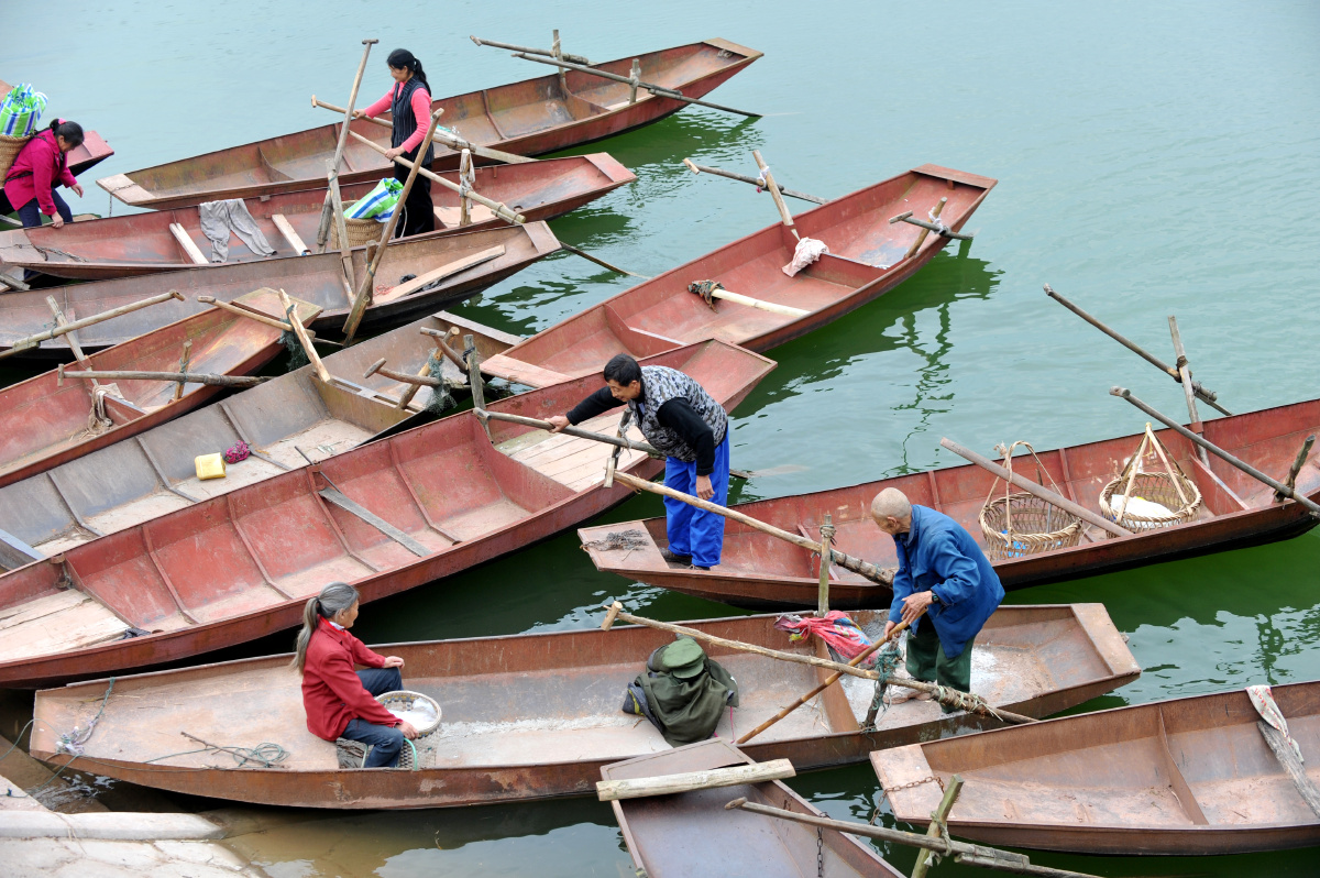库区近百名学生每日划船上学