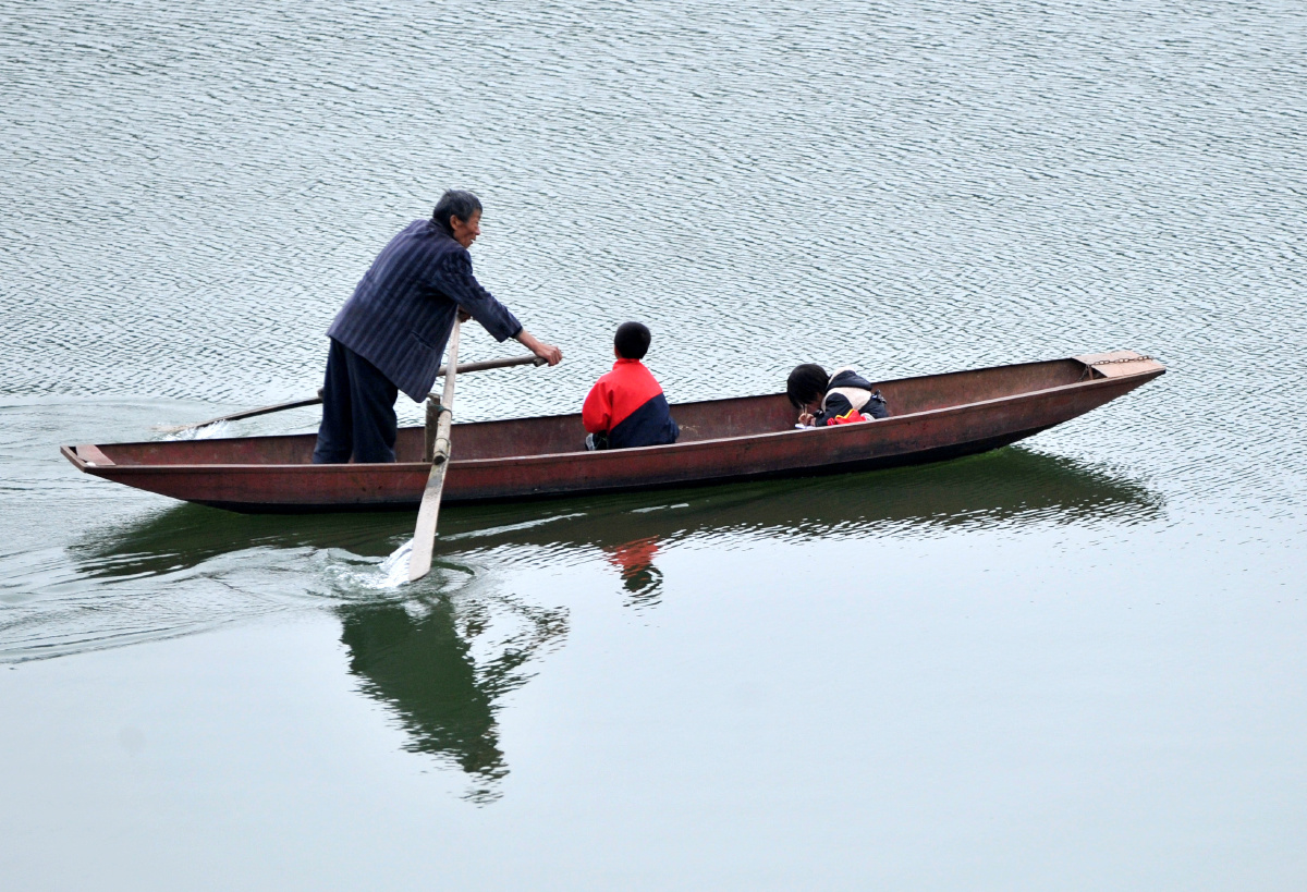 库区近百名学生每日划船上学