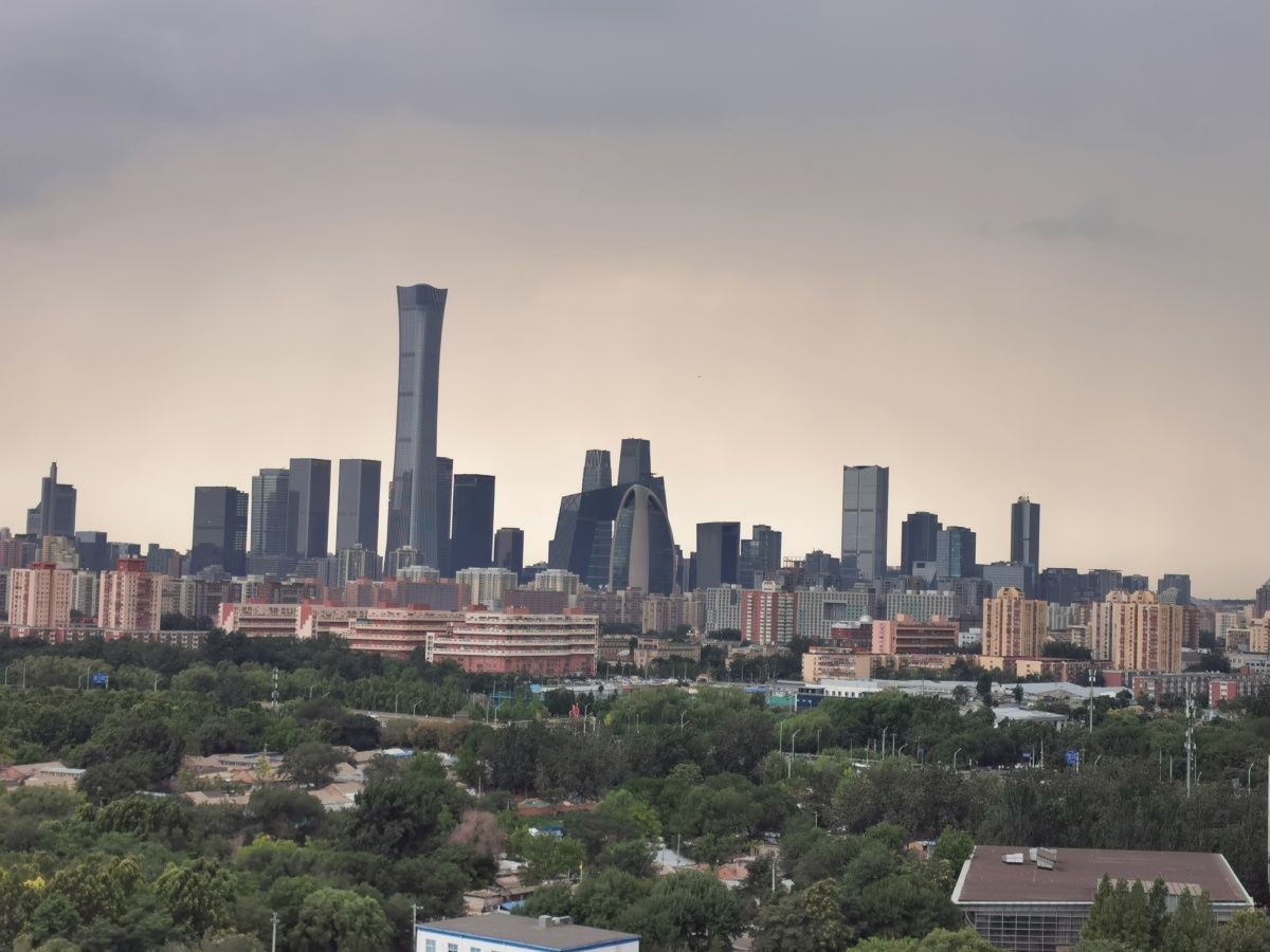 北京西边下雨东边阴天
