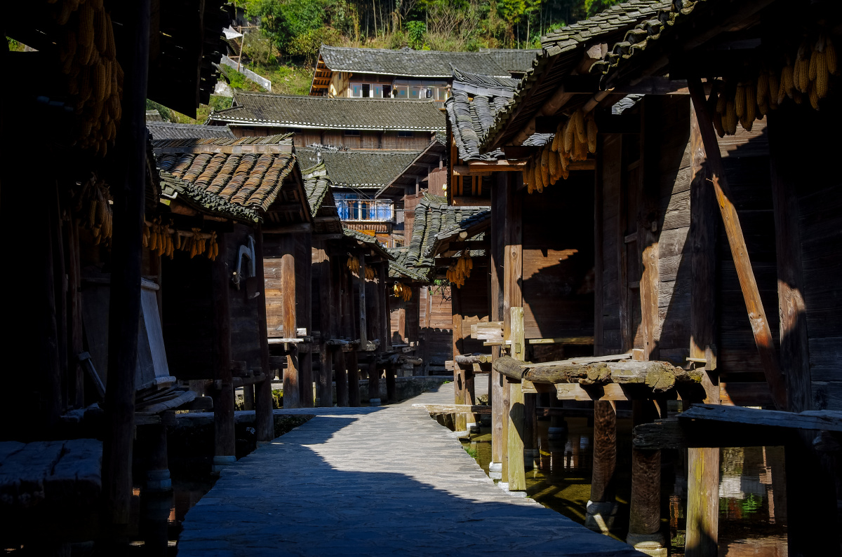 贵州省雷山县大塘镇短裙苗寨有一处集中存粮的粮仓建在水上,至今已上