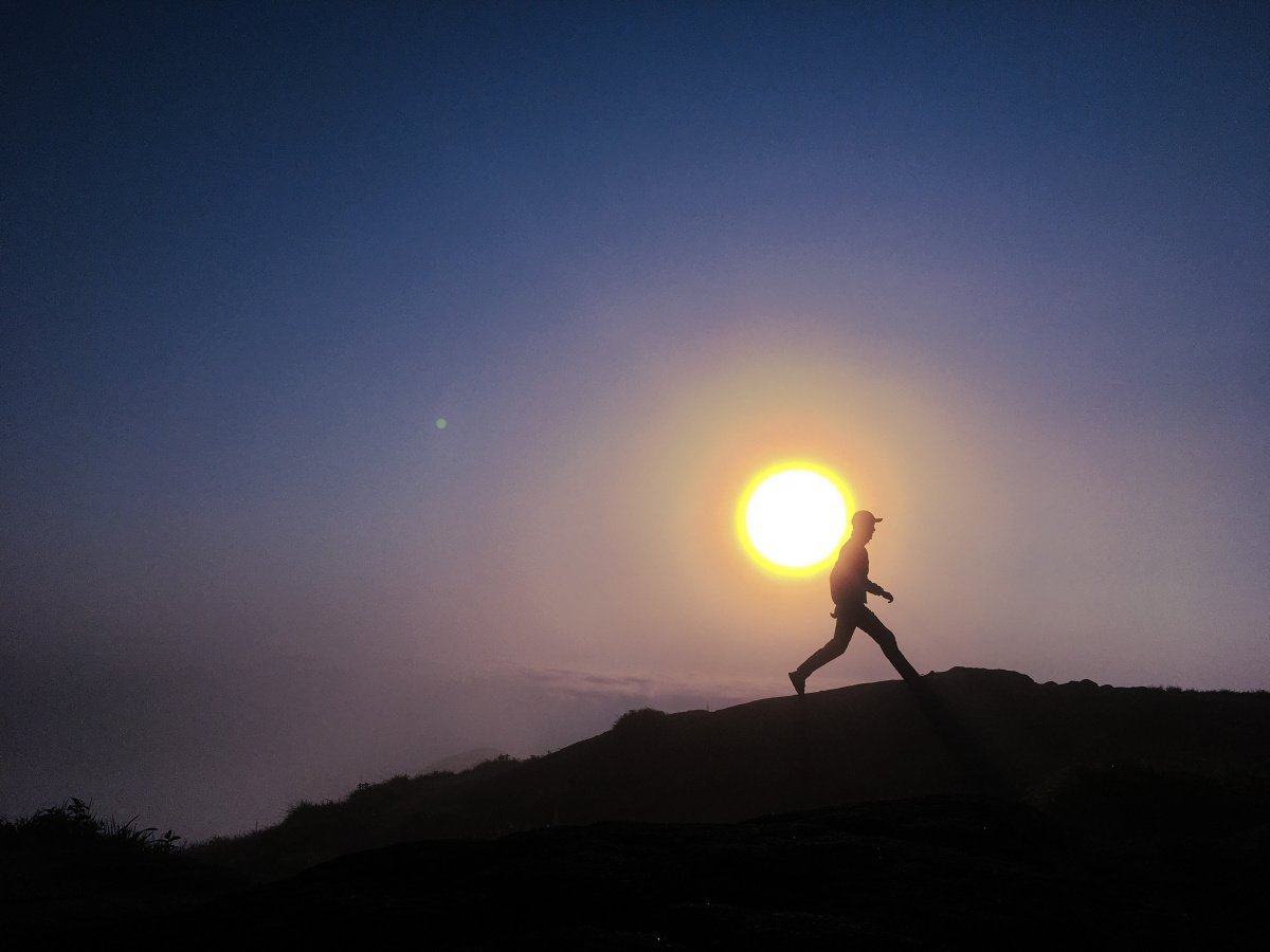 背上太阳就出发