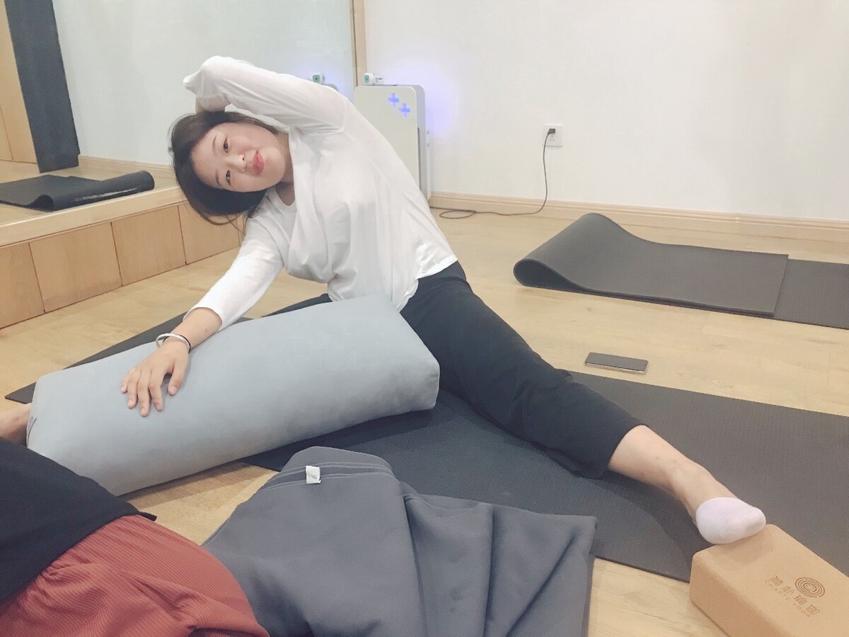 瑜伽垫怎么放在床头