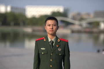 301643