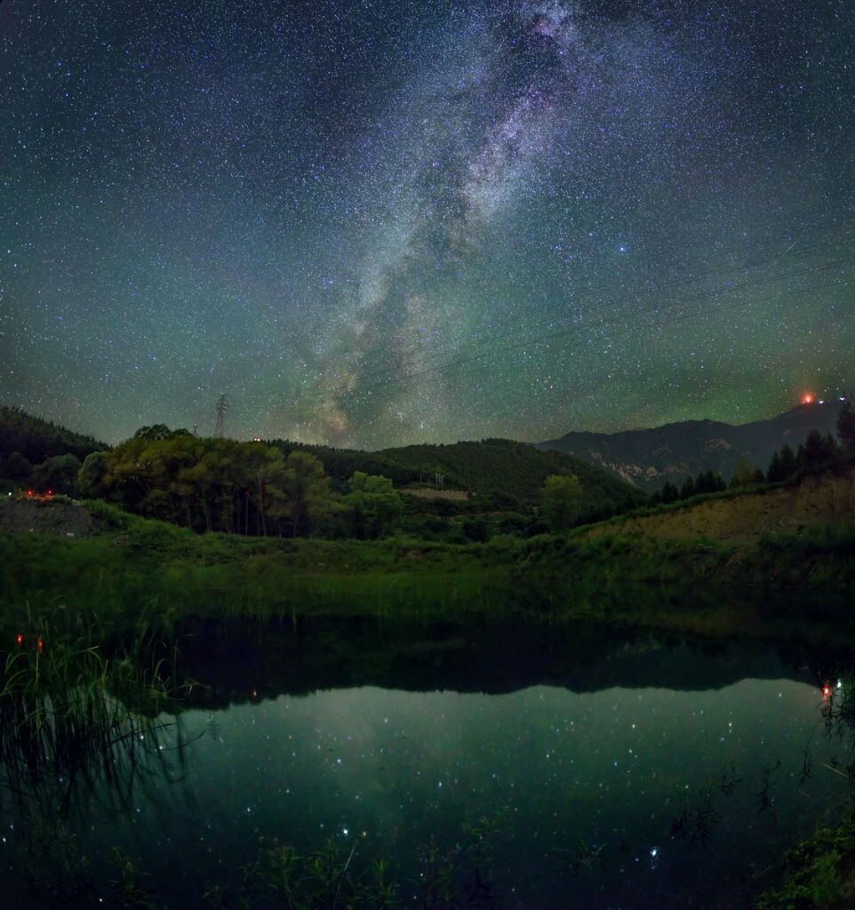 疑是银河落九天<br />
8月10日凌晨，京郊百花山，和小伙伴们一起追逐英仙座流星雨的脚步~夏夜银河高悬，直落九天。可惜没拍到给力的流星的照片。<br />
17张拼接