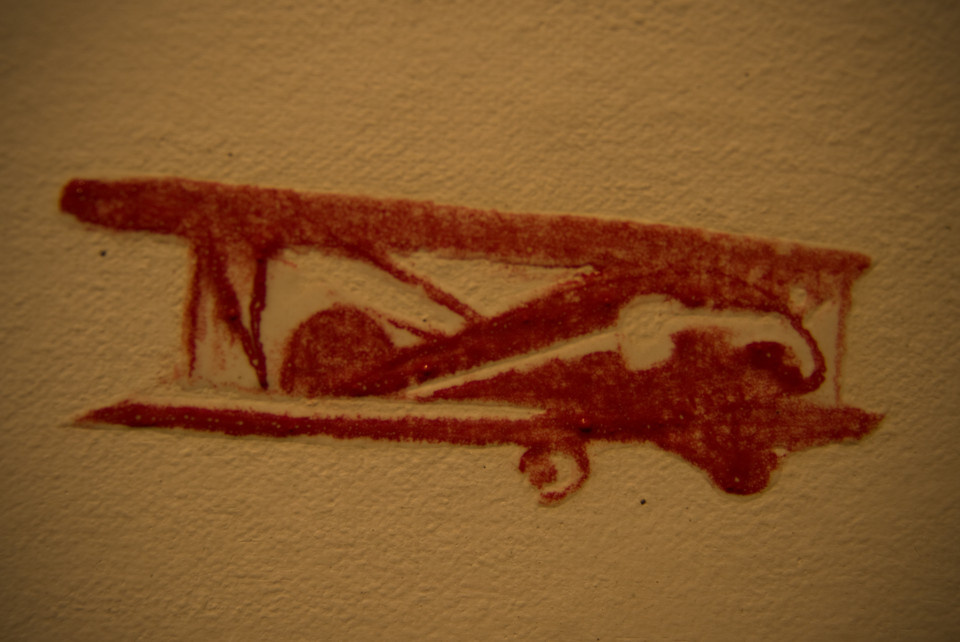 看！灰机！<br />
