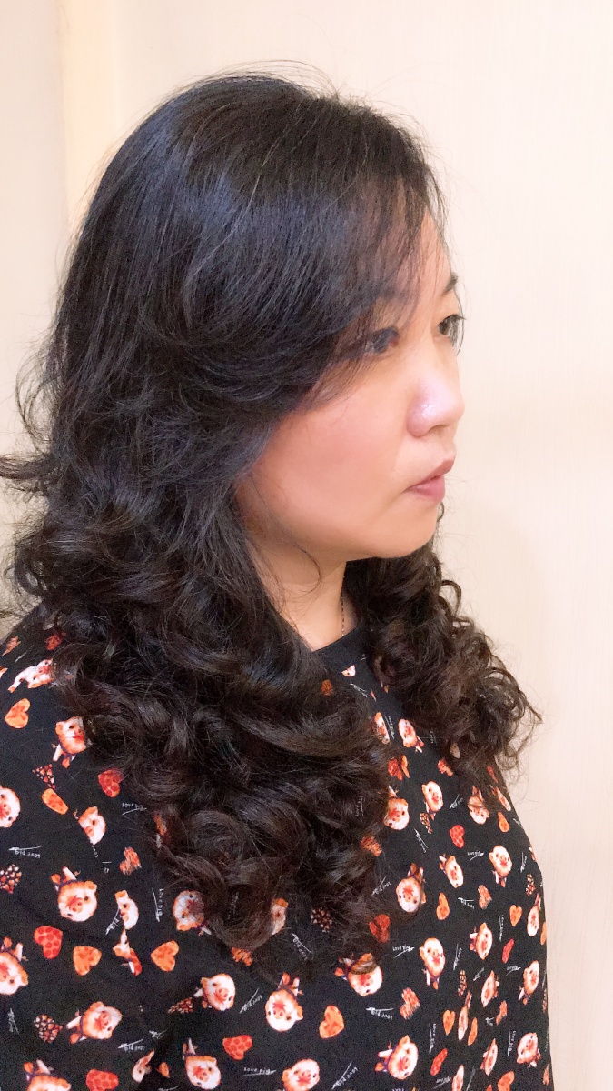 美女姐姐毛躁天生卷发质改造