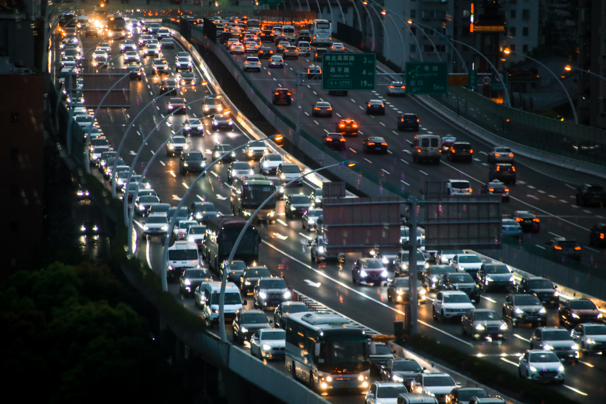 下班高峰期的上海高架