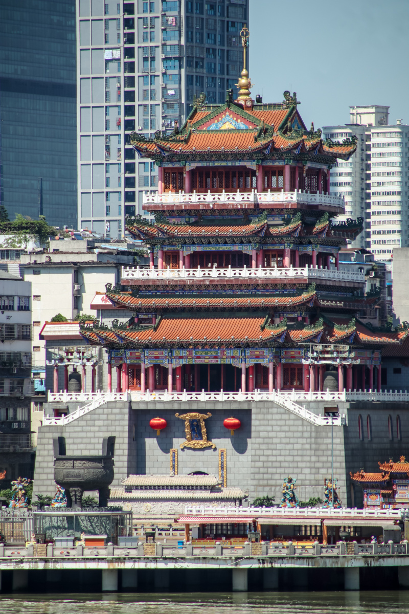 柳州柳江边下午的西来古寺这种恢宏的建筑物使用长焦是最佳视角更显高