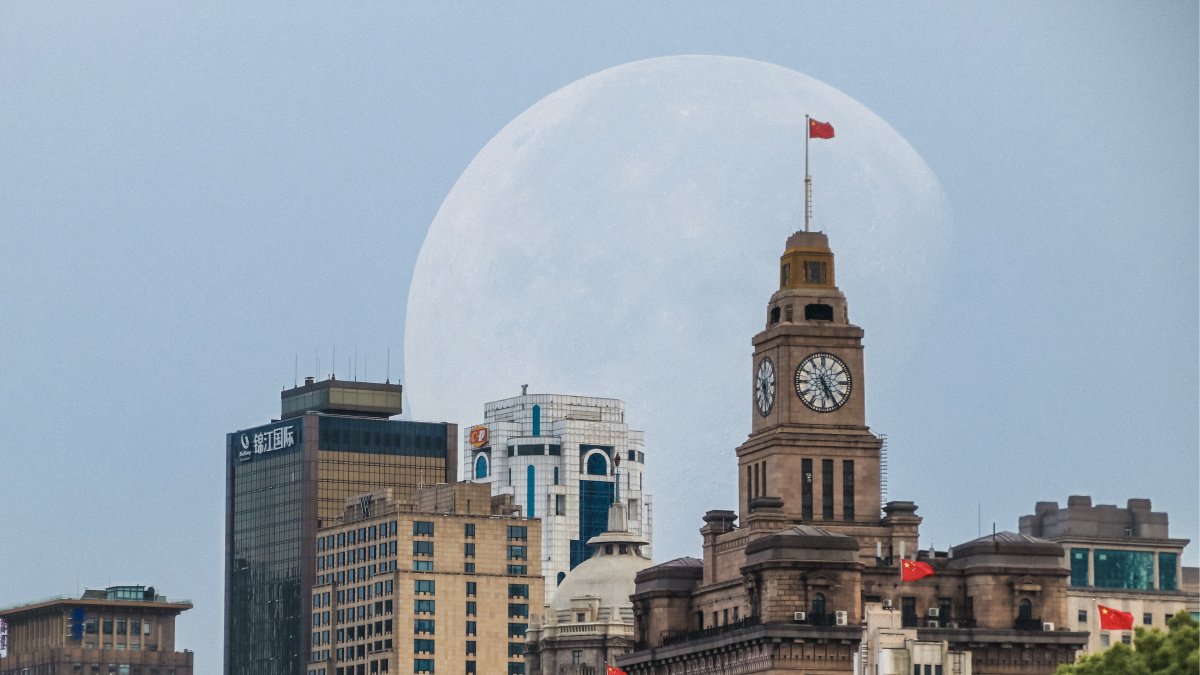 上海外滩钟楼指月