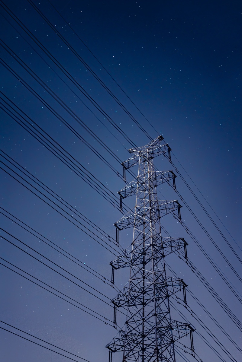 高压电线塔和星空