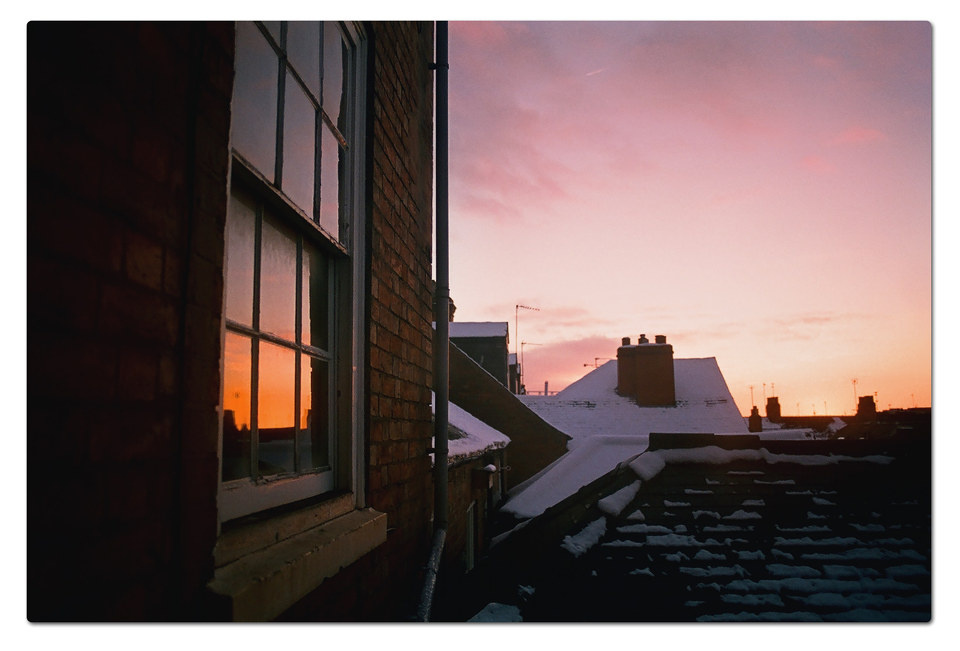 夕阳 br /> 林p家的窗户往外看,一堆house,还有暮色