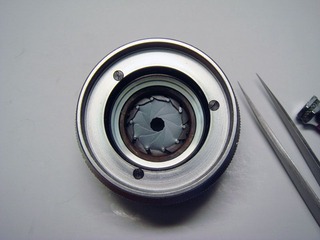 24 再裝上光圈前壓盆便完成