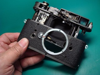 28 相機本身與外殼便可分離