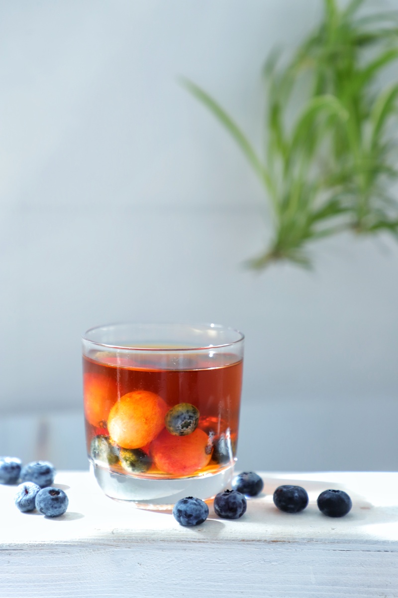 饮炎炎夏日来一杯清凉红茶加入葡萄蓝莓好看又好喝