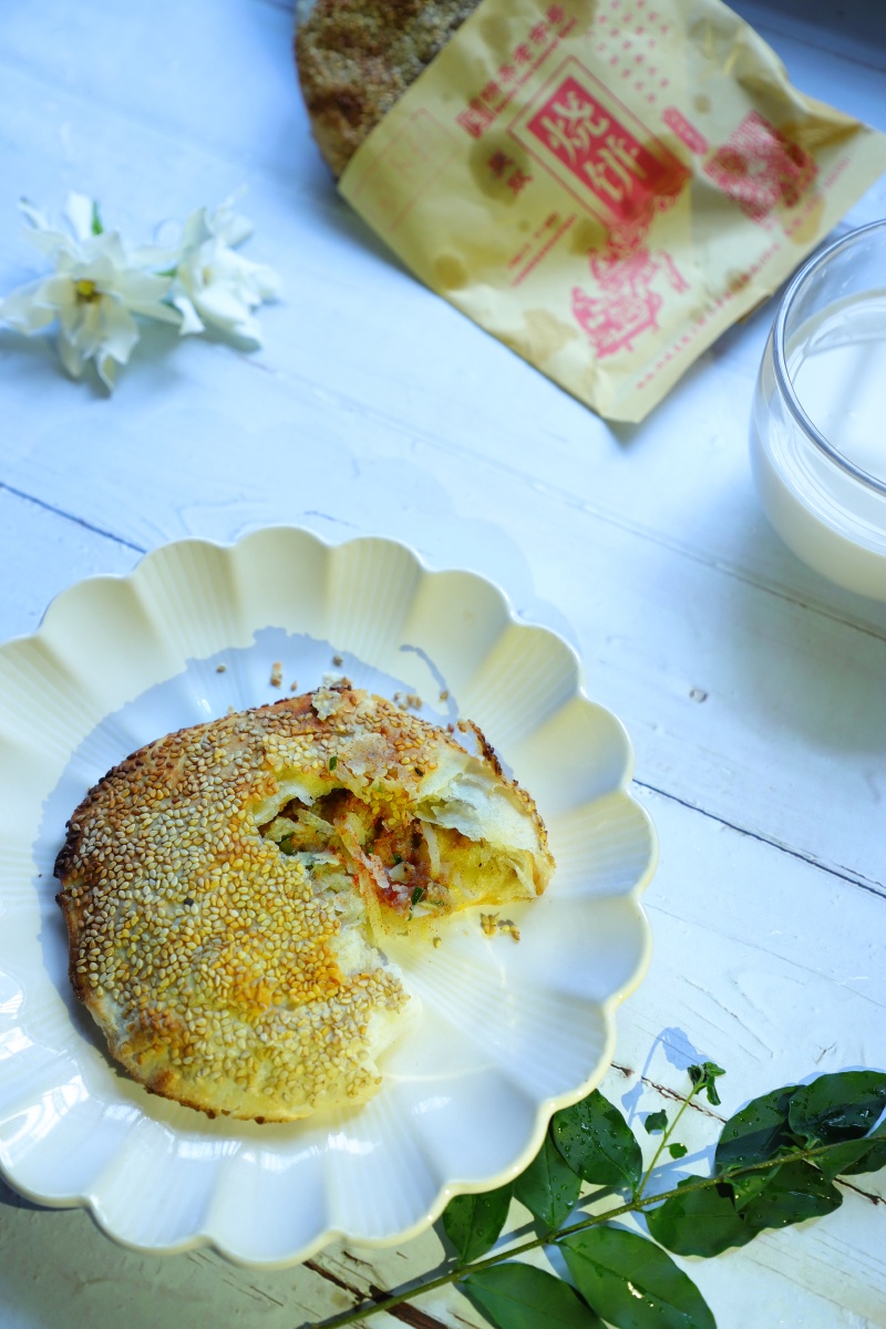 虾籽烧饼老家在海边当地的人把虾籽收集起来晾干再把虾籽和在萝卜丝中