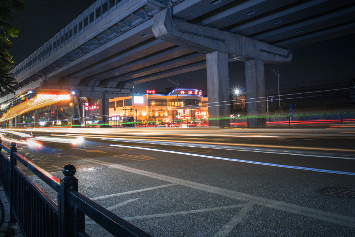 夜晚的城市街边