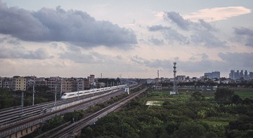 300640