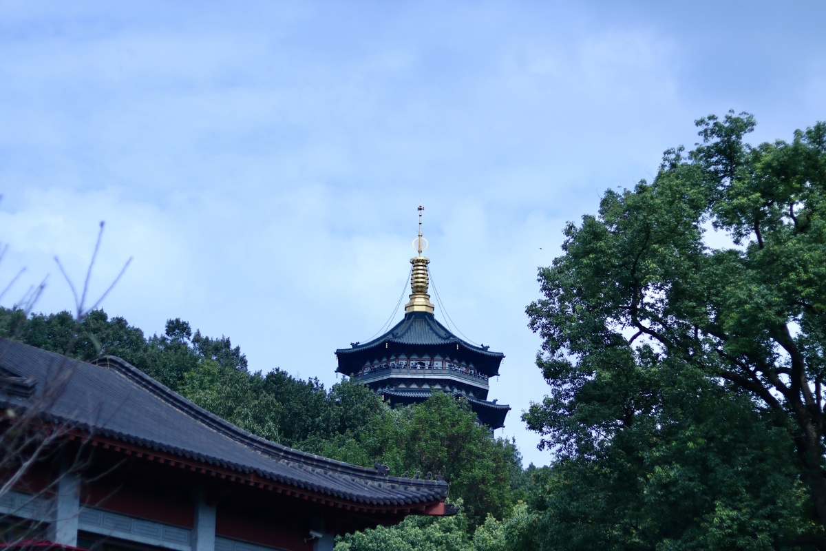 雷峰塔下