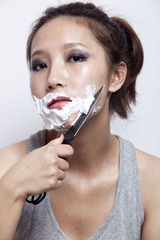 女