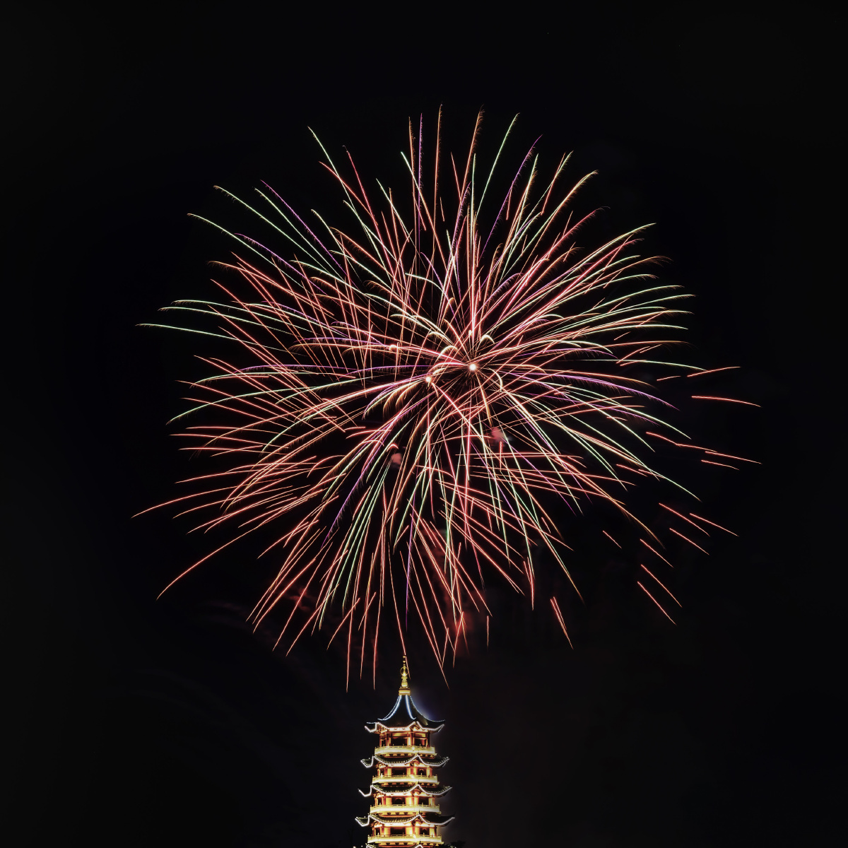 烟花灿烂2020年8月28日湖北省荆州市方特东方神画旅游点晚上八点半