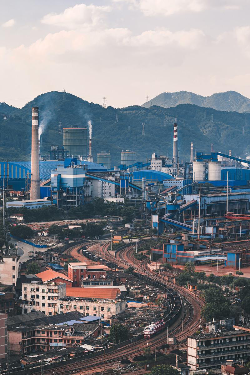 城市里老旧的工厂泛着锈的味道