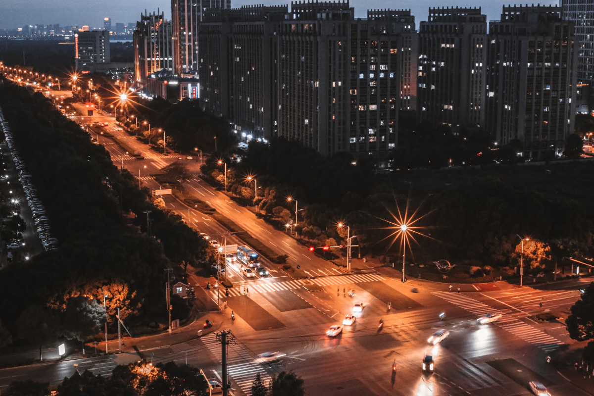 苏州青剑湖景区,拍摄的阳澄湖大道与星湖街交叉路口的夜景