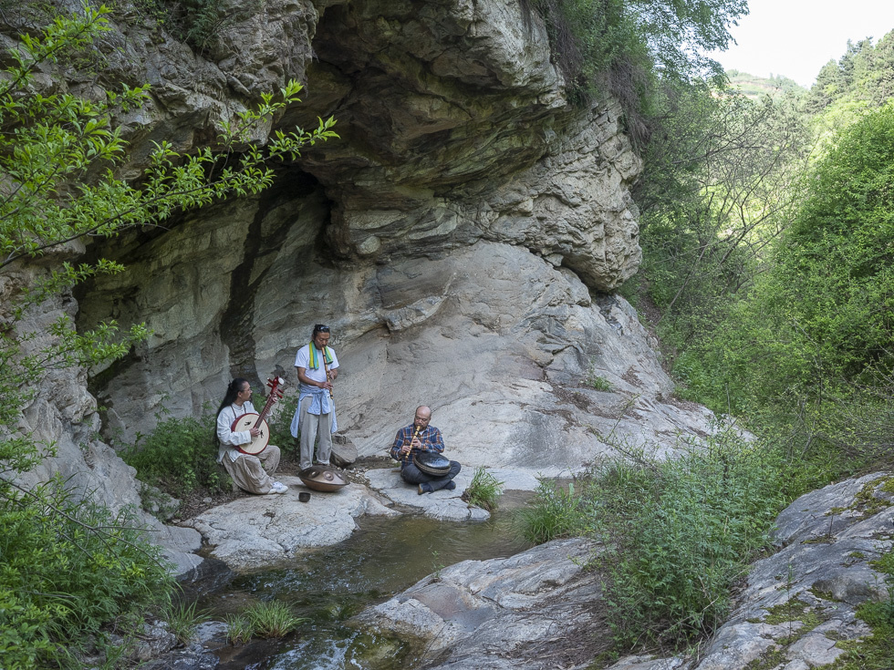 2021年,陕西西安市,终南山中的隐士在山谷中弹唱wp-去远方关注