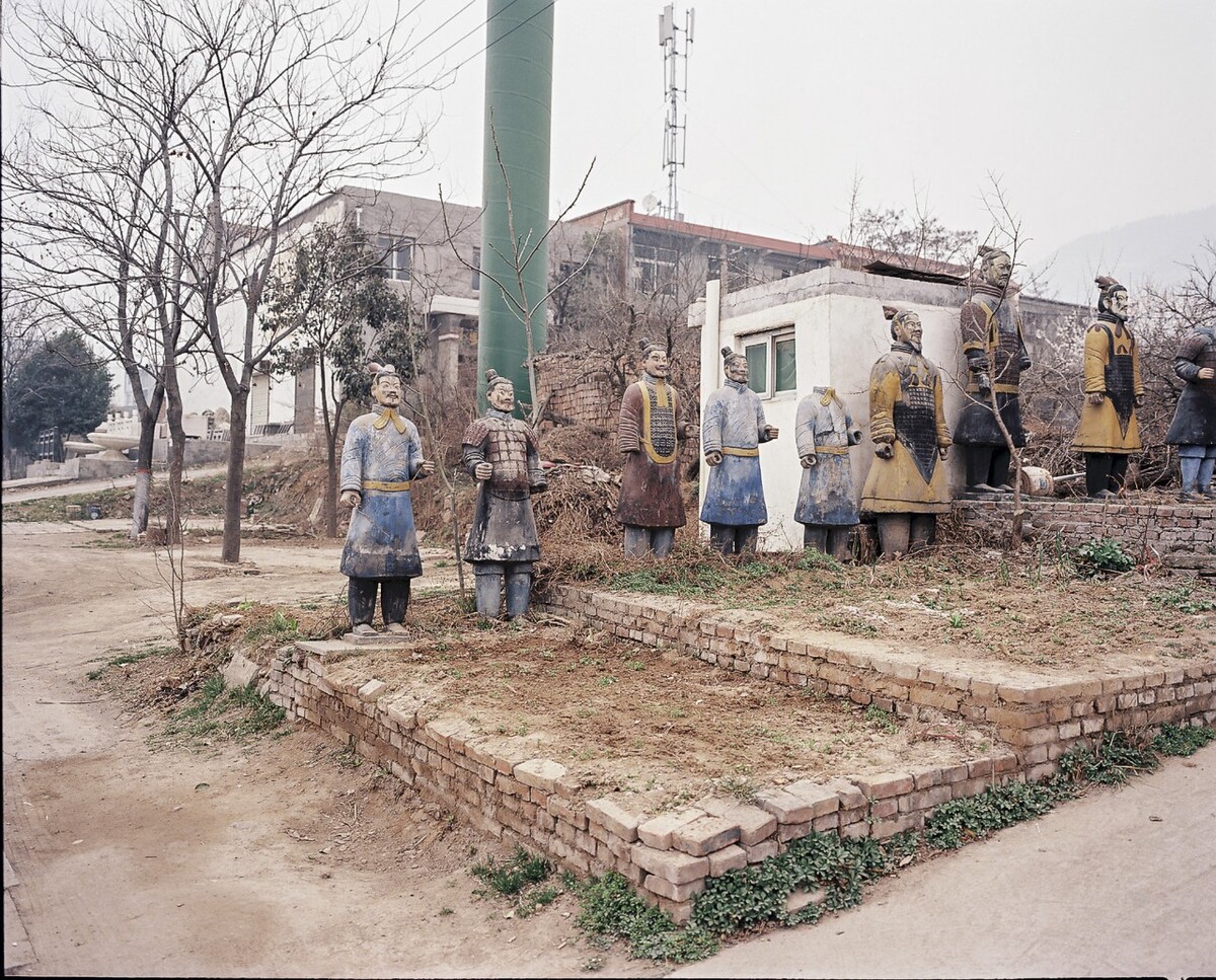 2016年，西安市临潼区，公路边的秦兵马俑复制品