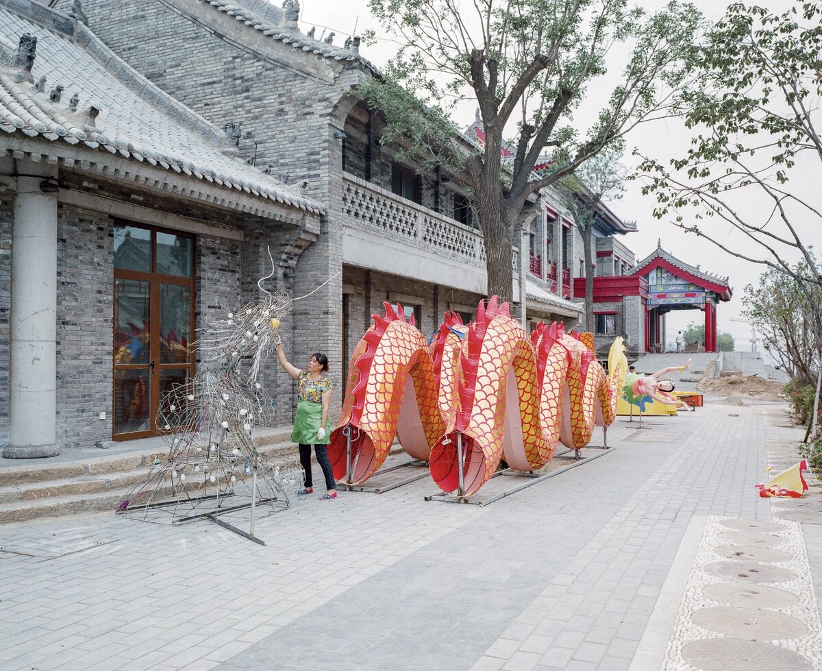 2017年，陕西潼关，装饰“龙灯”的妇女