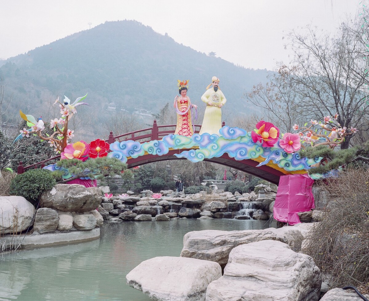 2016年，西安市临潼区，华清池里装饰的花灯