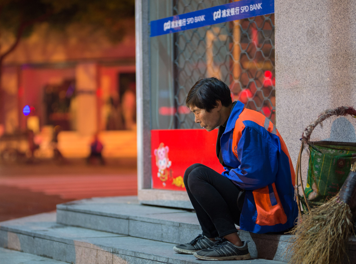 还有一个小时才下班,一坐下就不知不觉的闭上了眼睛.