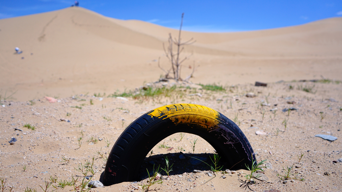 这个轮胎位于青海湖的沙漠之中是被人们遗弃的废弃轮胎之一