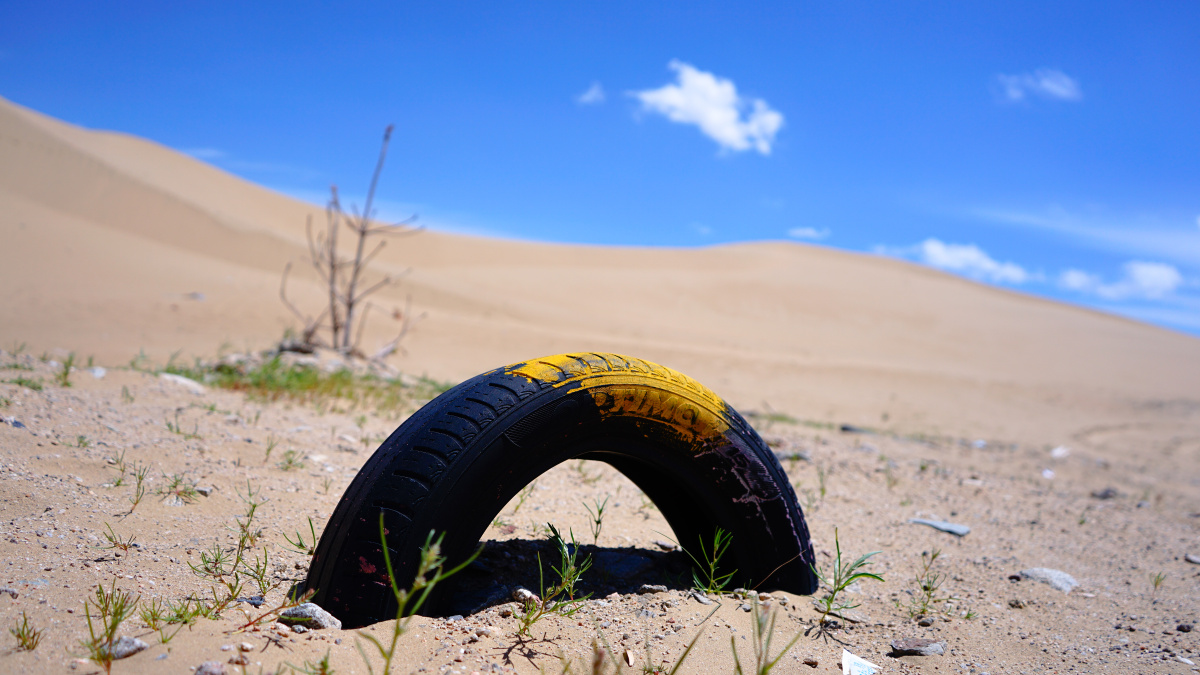 这个轮胎位于青海湖的沙漠之中是被人们遗弃的废弃轮胎之一