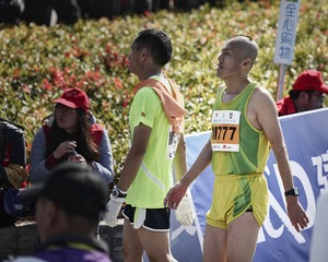 7跑完全程，默默离开现场，进入休息区
