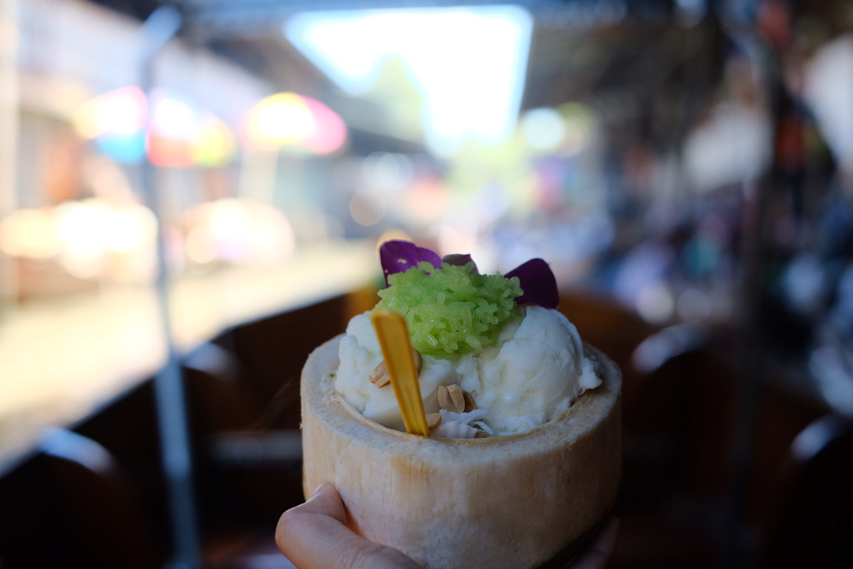 摇摇晃晃的小船上,买一只椰子冰淇淋