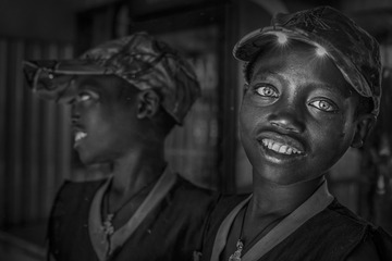 2-埃塞孩童19 Ethiopia child19埃塞孩童明媚的笑容倒映在一旁的镜中，也倒映在观者的心波里。