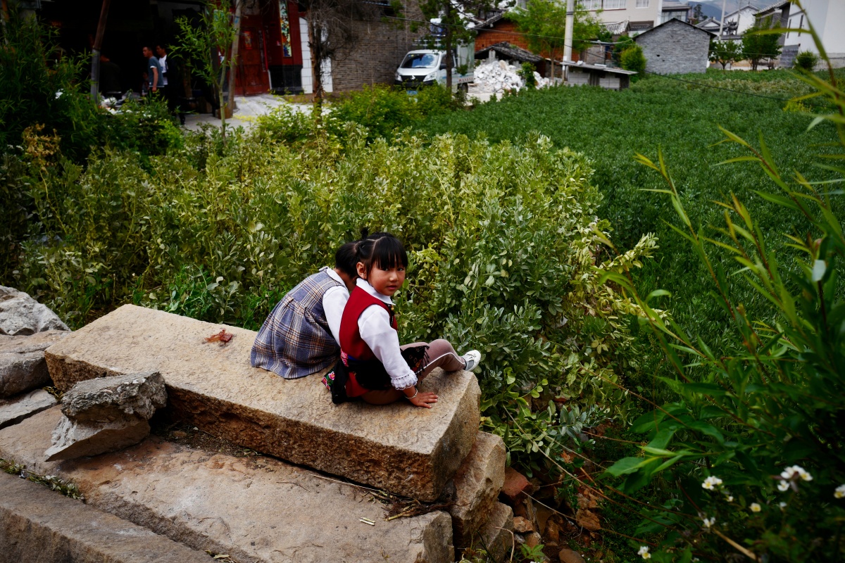 穿白族服装的小朋友