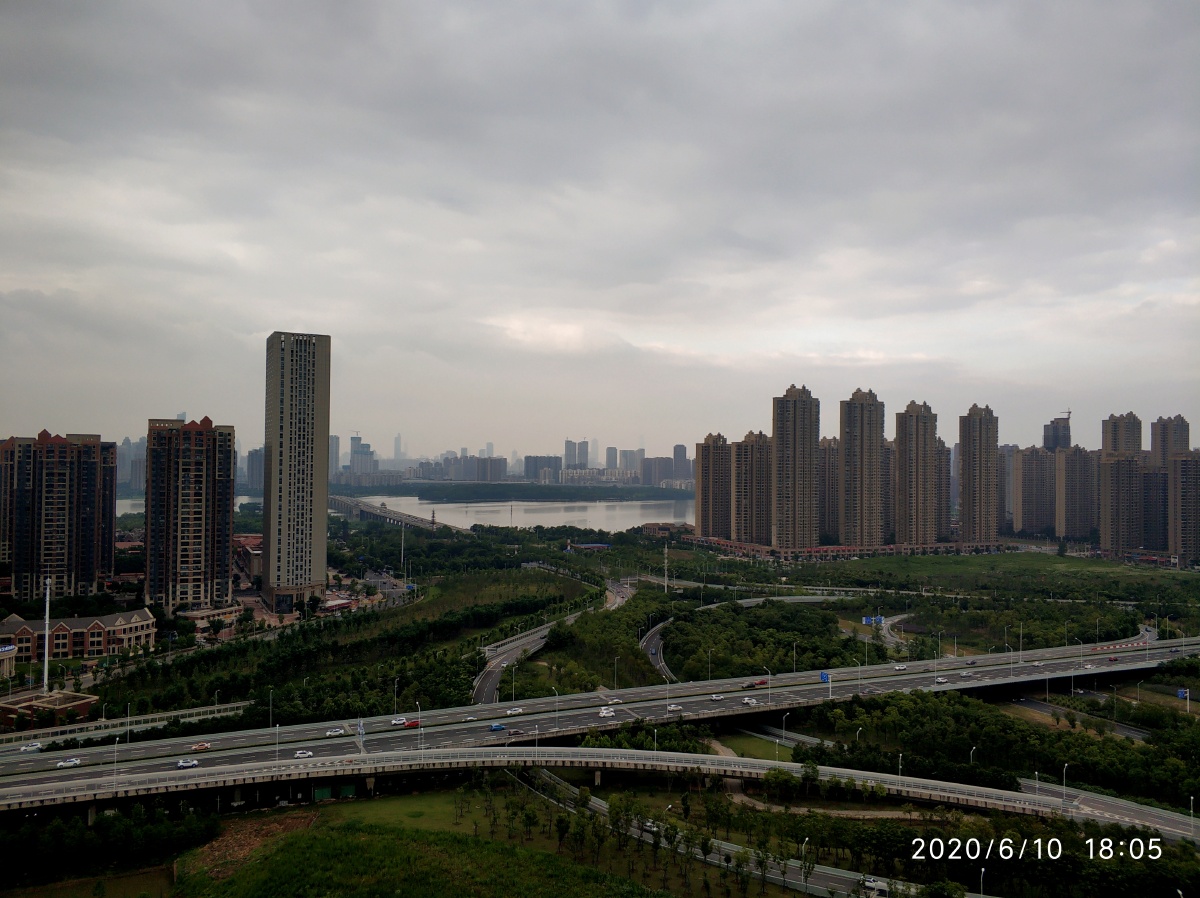 手机随拍阴天城市