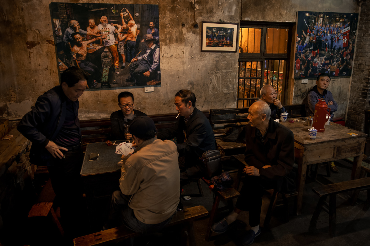 交通茶馆是川渝地区保存最为完好的老茶馆之一,满满复古味道,坐上一