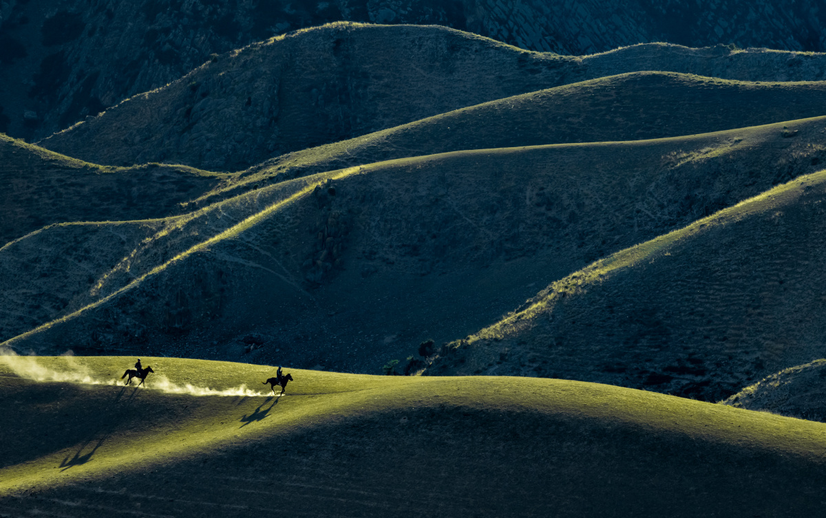 喀拉峻草原有一片自然形成的沟壑,犹如女性柔美的身体曲线,在明暗光影
