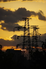 晚霞和高压线塔