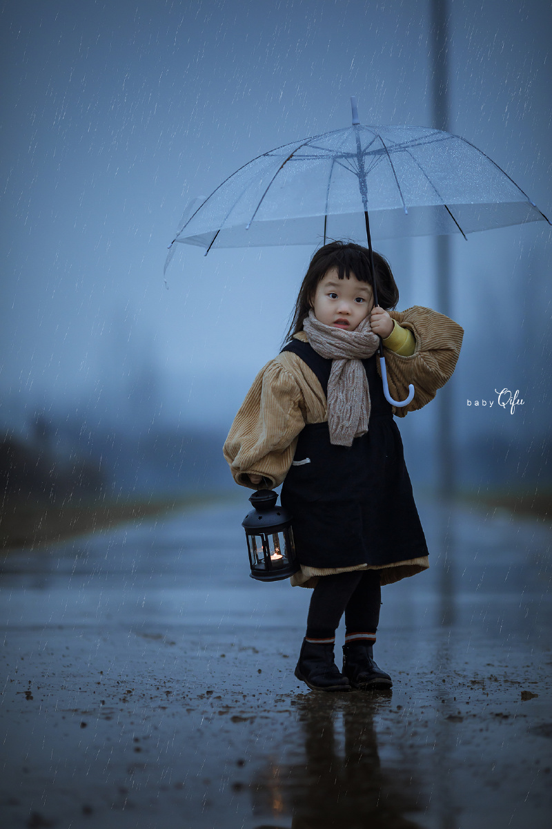雨中小女孩