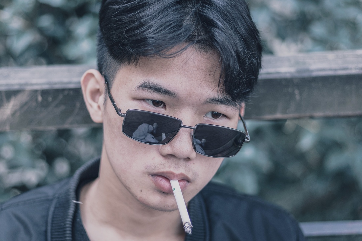 客片抽烟的男人