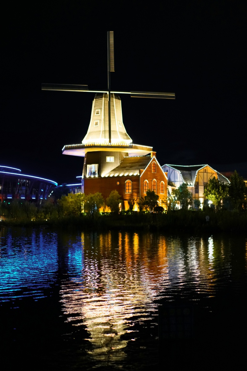 南康家居小镇建筑夜景倒影宛如仙境