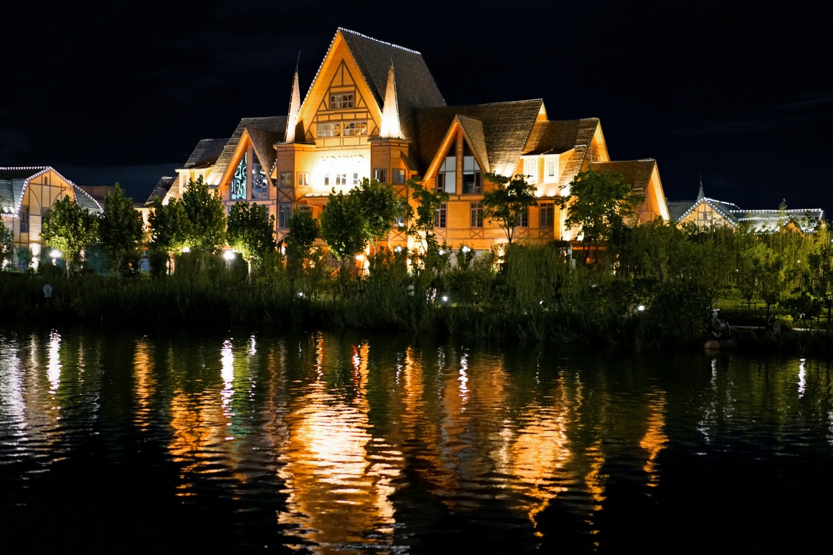 南康家居小镇建筑夜景倒影宛如仙境