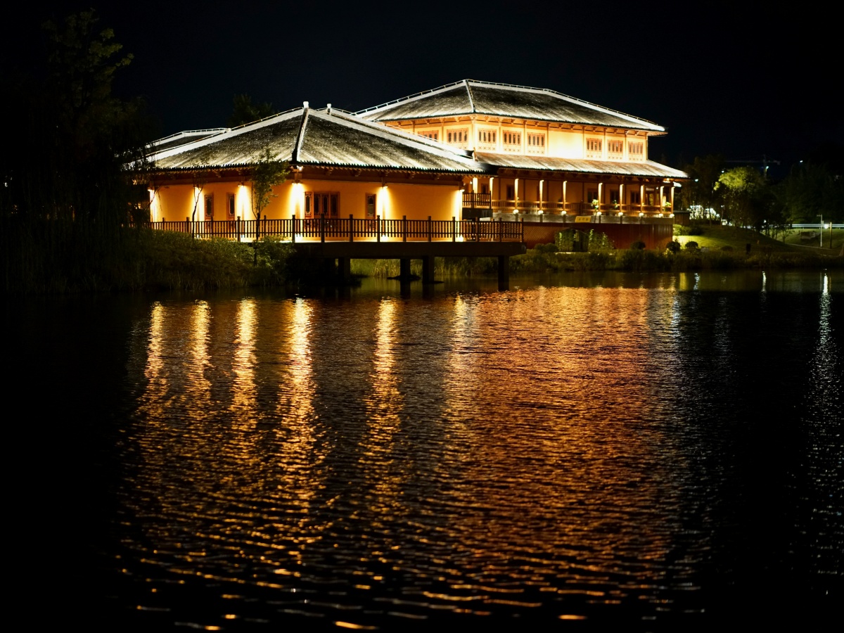 南康家居小镇建筑夜景倒影宛如仙境
