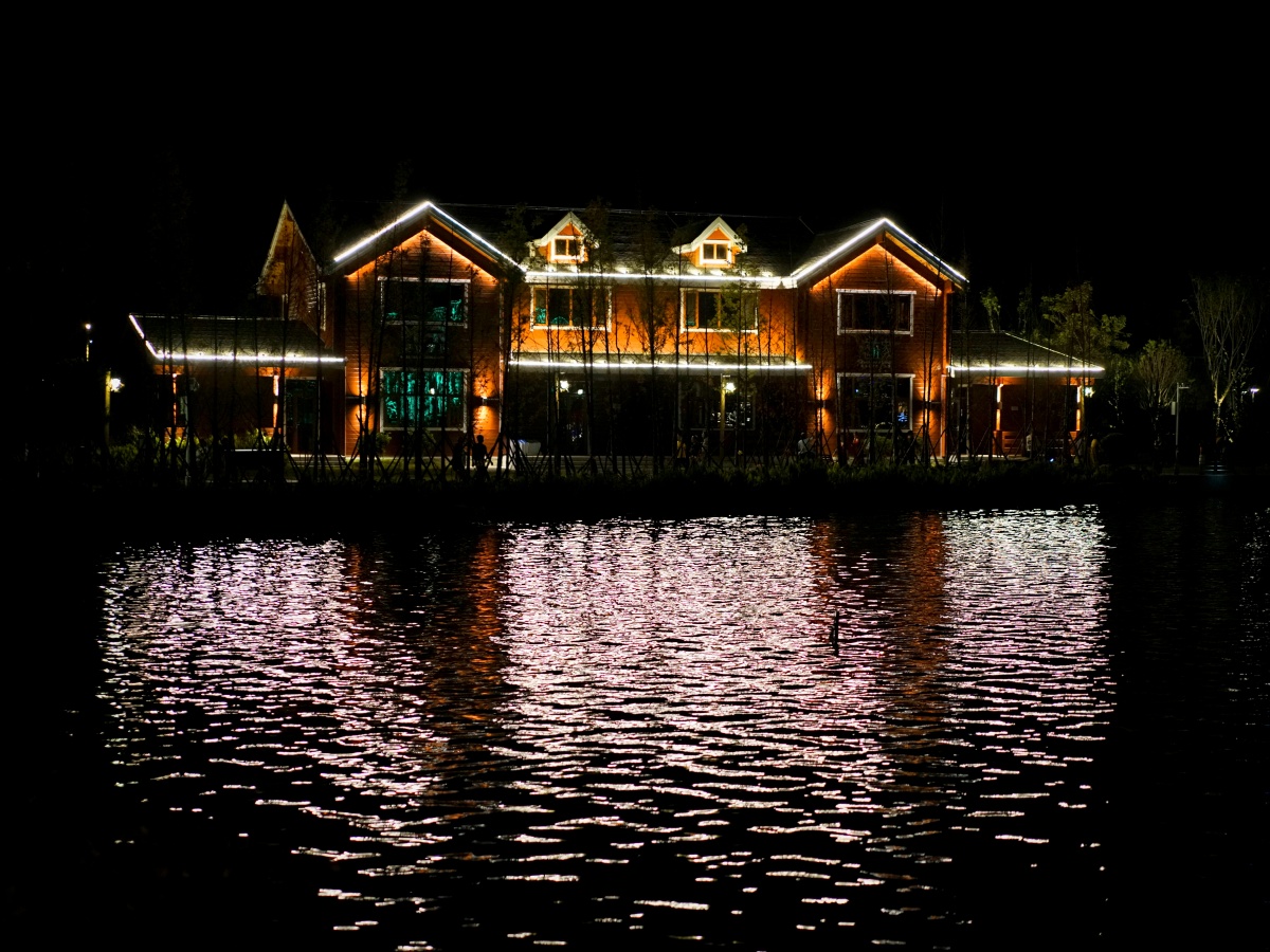 南康家居小镇建筑夜景倒影宛如仙境