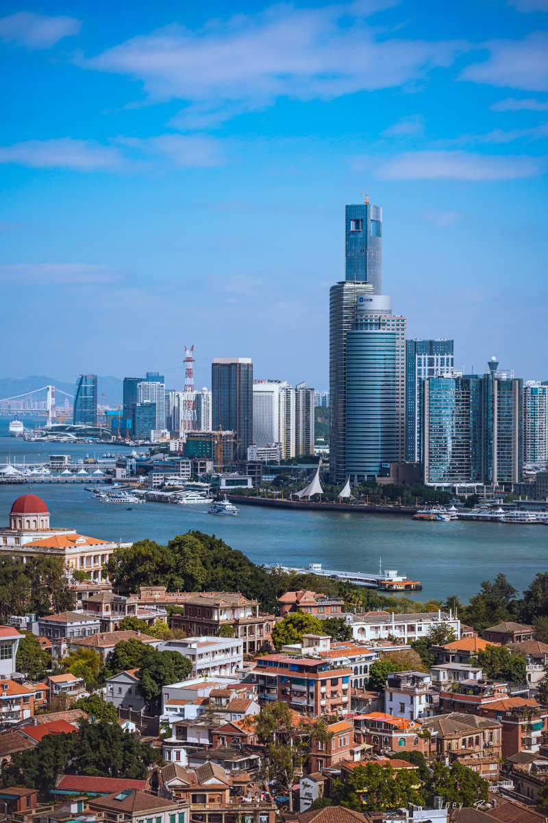 厦门鼓浪屿与城市天际线